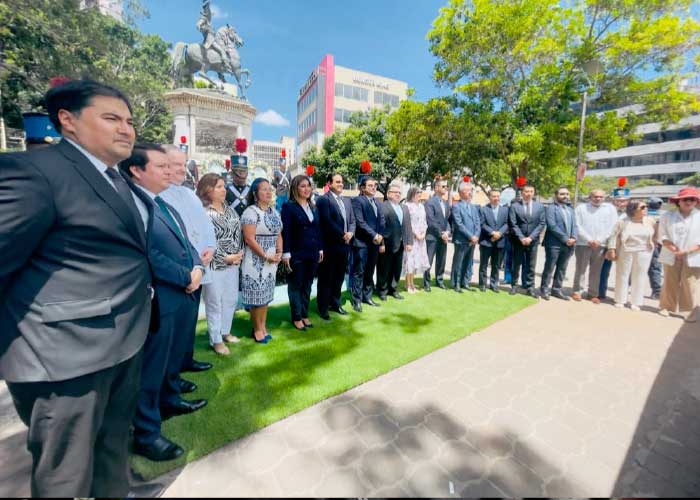 La Ceremonia Oficial inició con la entonación de los Himnos Nacionales de México
