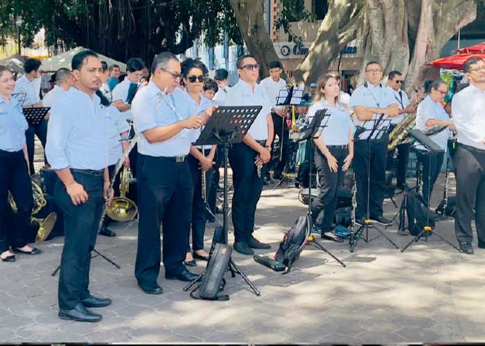 La Ceremonia Oficial inició con la entonación de los Himnos Nacionales de México