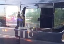Foto: Inmigrantes destruyen ventanas de un microbús en Juigalpa / TN8