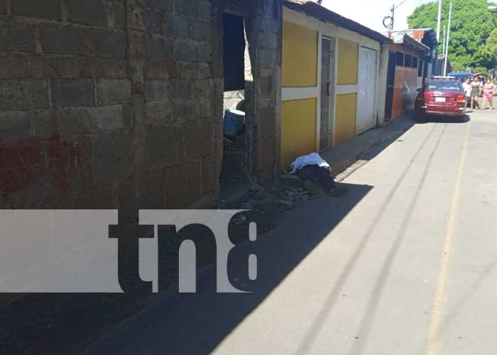 Foto: Hombre muere al desplomarse en una acera de Managua / TN8