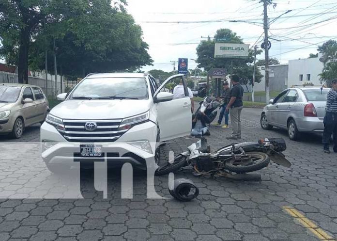 Foto: Taxi choca a un motociclista en el sector de Plaza España, Managua / TN8