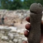 Foto: Hallazgo Arqueológico en España: Un "Nepe" de piedra utilizado para afinar armas / Cortesía
