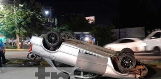Carro termina volcado en los semáforos de ENEL Central en Managua