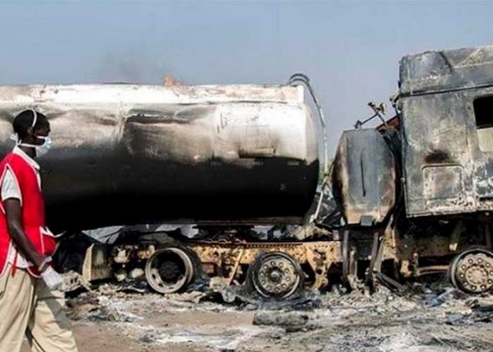 Foto: Al menos 30 muertos fue el resultado de una explosión de un camión cisterna en Nigeria/Cortesía