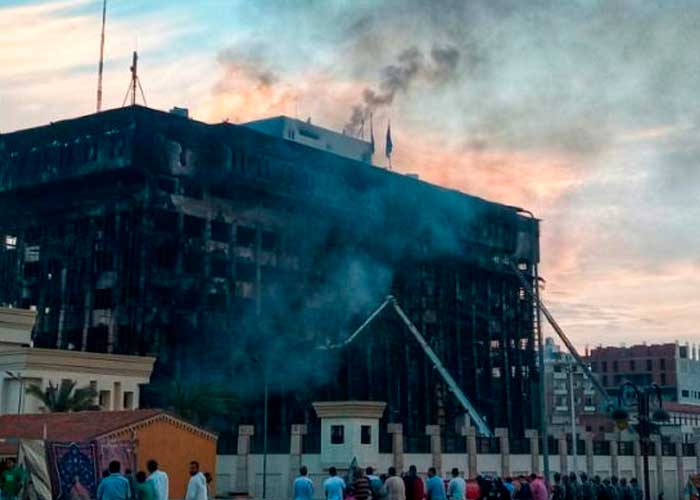 38 personas resultan heridas en incendio en cuartel policial de Egipto