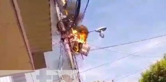 Foto: Fuego en poste de luz deja sin electricidad a viviendas del barrio Domitila Lugo / TN8