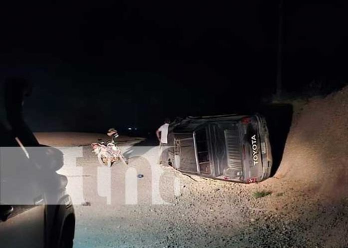 Camioneta de INATEC sufre vuelco en camino a Bilwi, conductor salió ileso