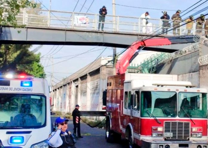 Foto: ¡Tragedia! Hallan cadáver suspendido de un puente peatonal en Pantitlán, México/Cortesía