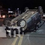 Conductor ebrio provoca el vuelco de un carro en el barrio Altagracia