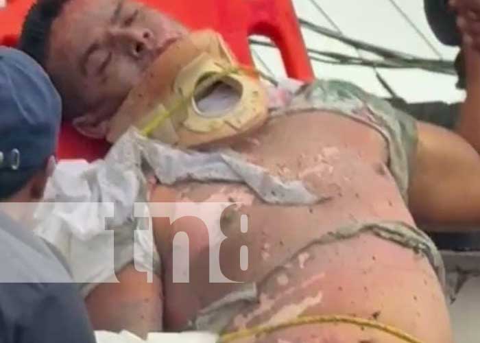 Obrero sufre quemaduras graves en accidente con cables eléctricos en El Rama