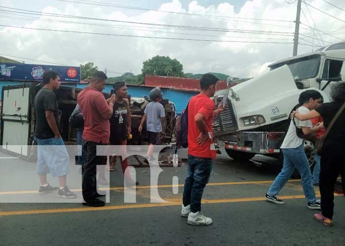 Foto: Cabezal chocó 5 carros en Batahola /cortesía