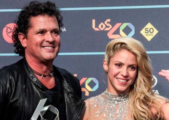 Foto: Shakira sorprende a Carlos Vives en medio de un concierto: 