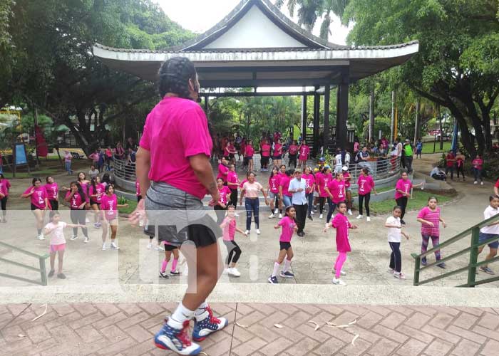 Juventud de Managua realizan zumbatón contra el cáncer de mama