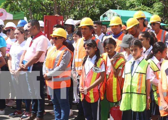 Familias de León se preparan ante emergencias en Feria de SINAPRED