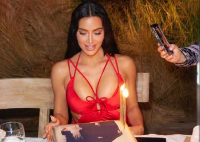 Foto: Kim Kardashian fusiona elegancia y sensualidad en su look de cumpleaños/Cortesía