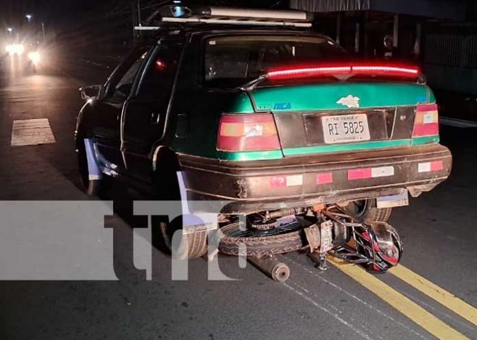 Foto: Motociclista vivo para contar el cuento tras quedar su moto debajo de un carro / TN8