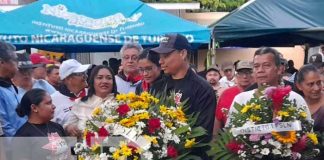 Ofrendas florales y cantata revolucionaria en honor al Comandante Arauz en Granada