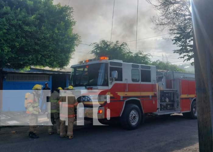 Voraz incendio consume vivienda en Villa Libertad, Managua