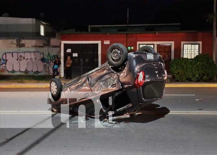 Conductor ebrio provoca el vuelco de un carro en el barrio Altagracia 