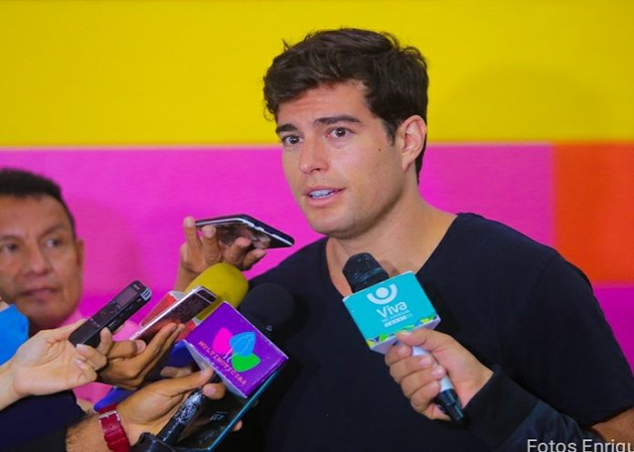 Danilo Carrera debuta como conductor de tv en programa de Telemundo