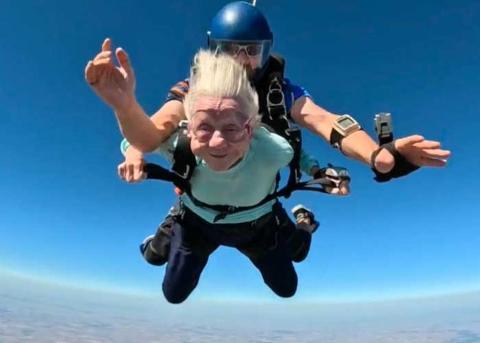 Con 104 años una abuelita se lanzó en paracaídas