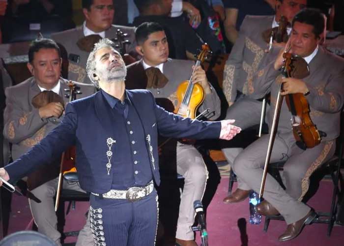 Alejandro Fernández se queda dormido ¡en pleno concierto!