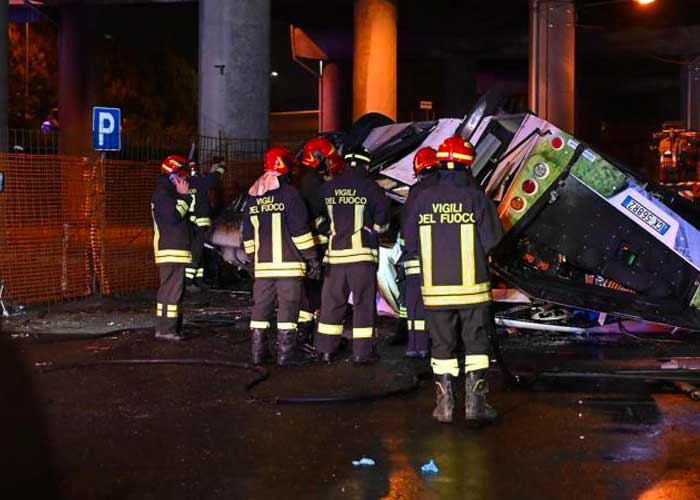 Más de 20 muertos tras caer por un puente un bus en Italia