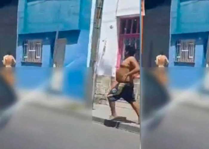 Hombre desnudo perseguido por otro en calle de Argentina