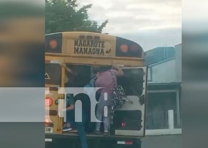 Foto: Mujeres se guindan de un bus en Managua / TN8