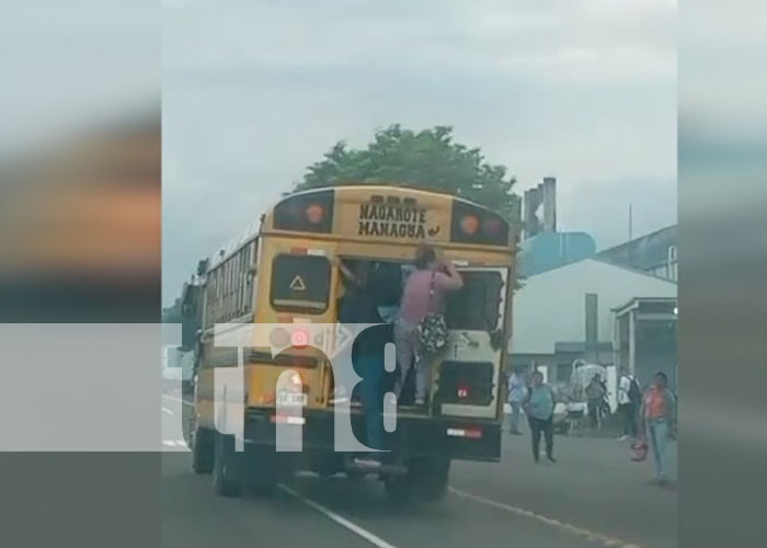 Foto: Mujeres se guindan de un bus en Managua / TN8