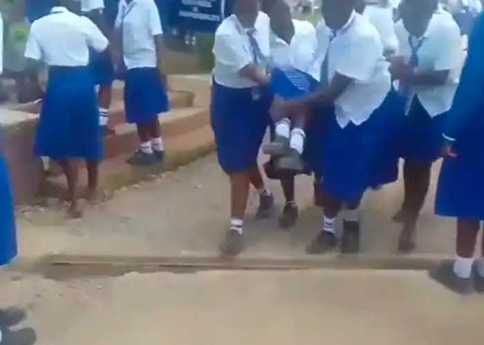 Enfermedad deja a 100 alumnas sin caminar en Kenia