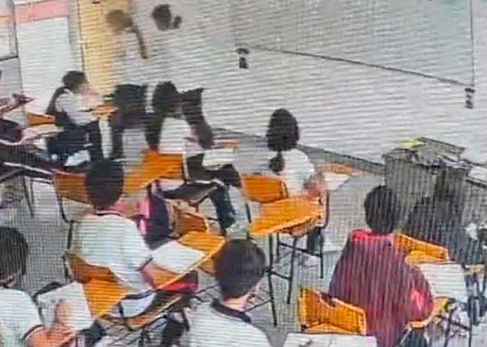 Alumno apuñala por la espalda a su profesora en México