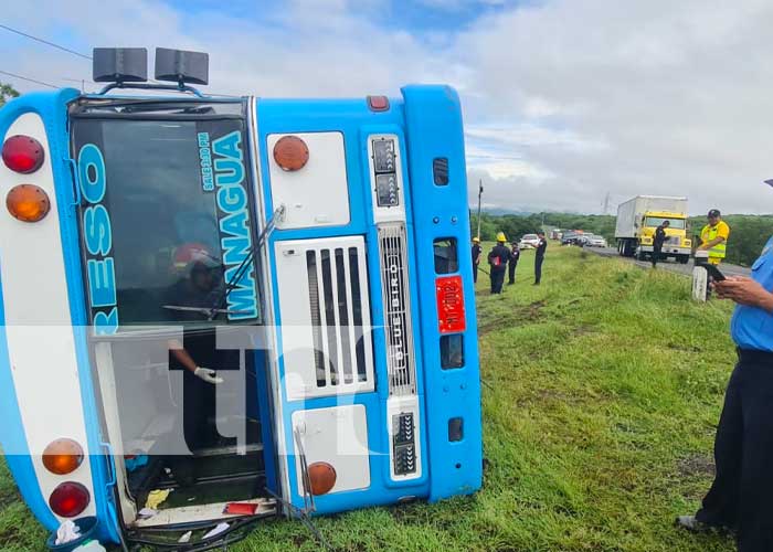 Bus queda "patas arriba" en carretera Matagalpa-Managua