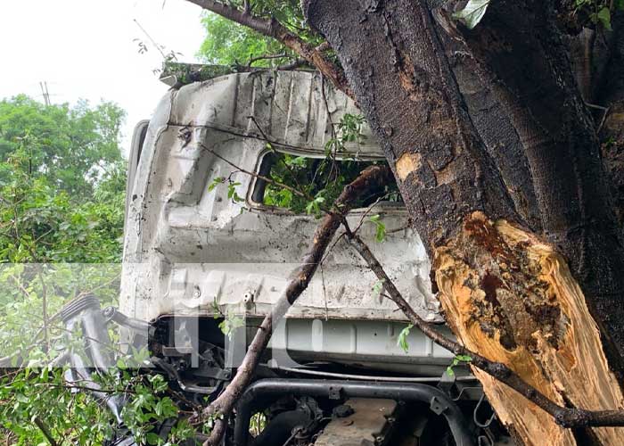 Foto: Accidente con camión en la Cuesta El Plomo / TN8