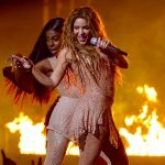 Shakira es acusada de empujar a una fanática en público