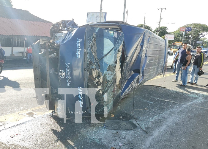 Foto: Vuelcos de microbuses en dos puntos de Managua / TN8