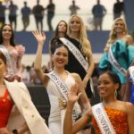 Concursantes de Miss Universo comparten con los salvadoreños desde una plaza
