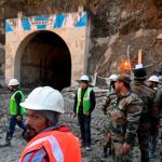 40 obreros quedaron atrapados tras derrumbarse un túnel en India