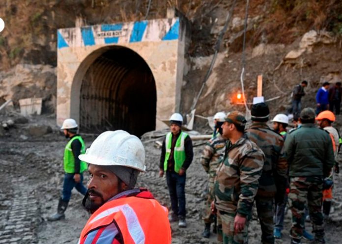 40 obreros quedaron atrapados tras derrumbarse un túnel en India