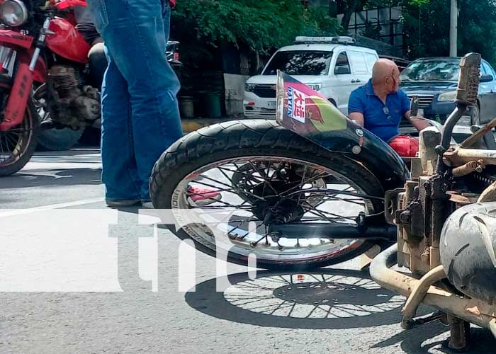 Foto: Choque de motos deja a un herido! conductor realiza giro en U y deja lesionado a motociclista en la sur/Tn8