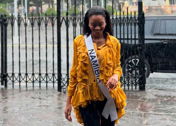 Foto: ¡La inesperada alegría de Miss Namibia! Jameela Uiras se divierte bajo la lluvia/Cortesía