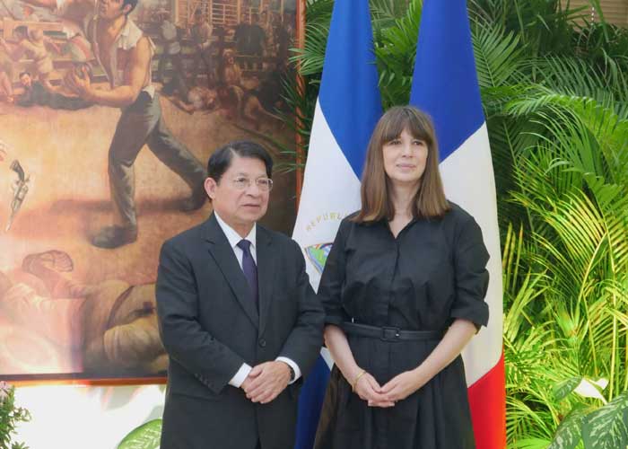 Embajadora de Francia presenta Copias de Estilo a Canciller de Nicaragua