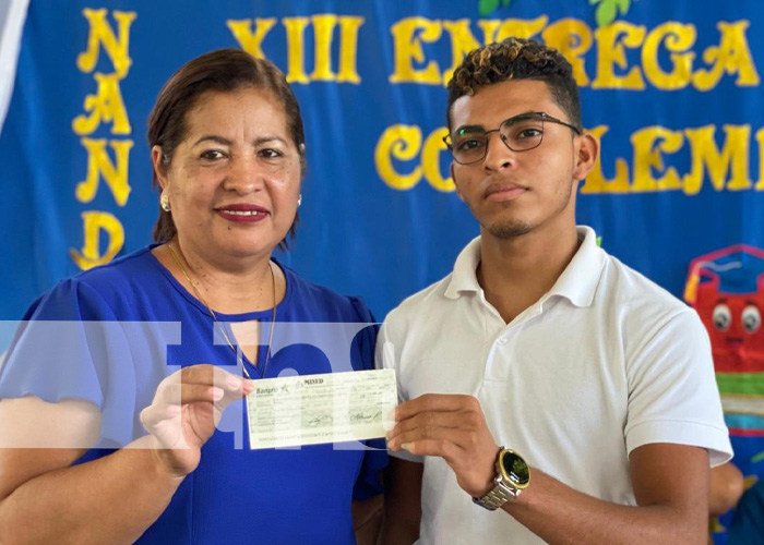 Bachilleres de Nicaragua reciben el bono complementario de 300 córdobas