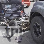 Foto: "Clase accidente" Una pareja de motociclistas atrapados en medio de una colisión en Managua/TN8