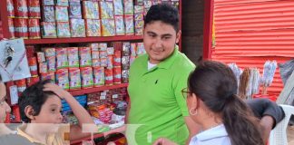 Promotoría Solidaria entrega de volantes sobre el uso seguro de la pólvora en Managua
