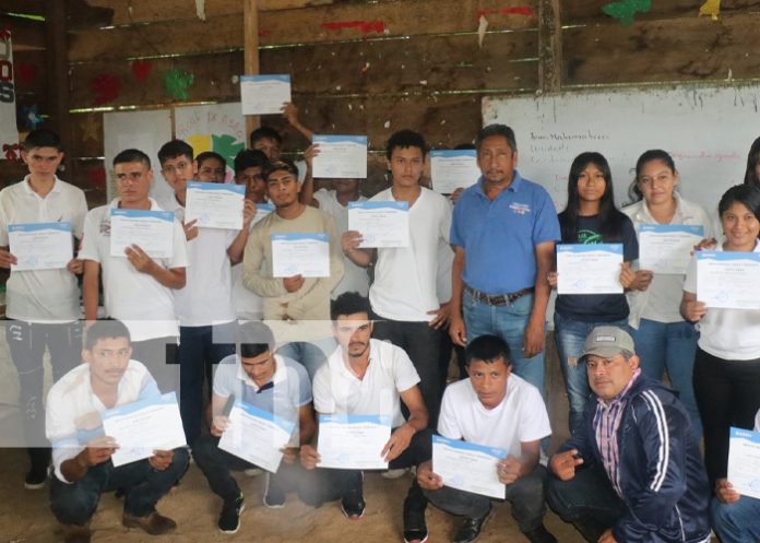 Foto: Certifican a estudiantes del Instituto sabatino Concepción de María en Siuna / TN8