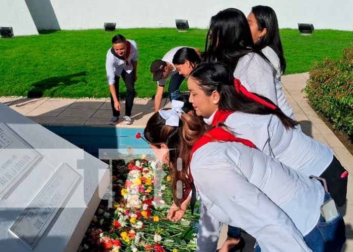 Foto: ¡Flores de amor y recuerdo en el Mausoleo de Carlos Fonseca Amador!/TN8