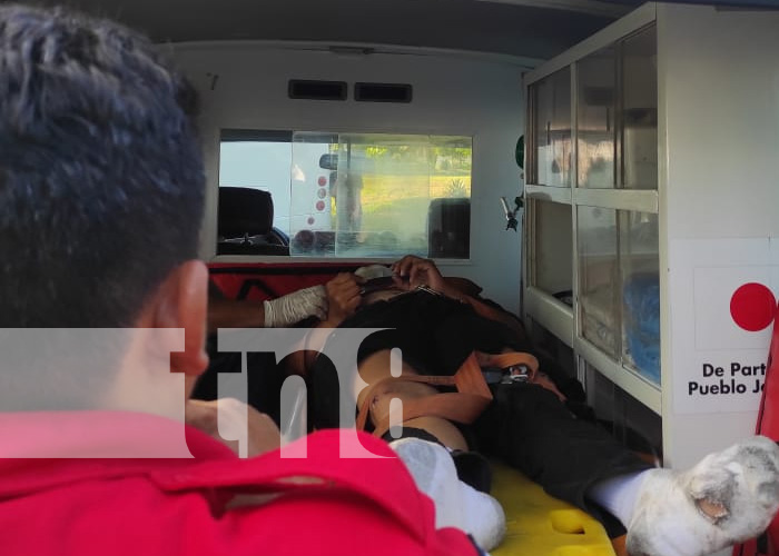 Foto: ¡Casi mueren aplastadas! Dos mujeres quedaron debajo de las llantas de autobús en Managua / TN8