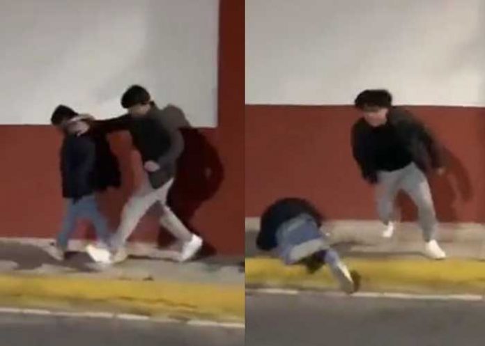 Jóvenes golpean a un indigente mientras caminaba en calles de México