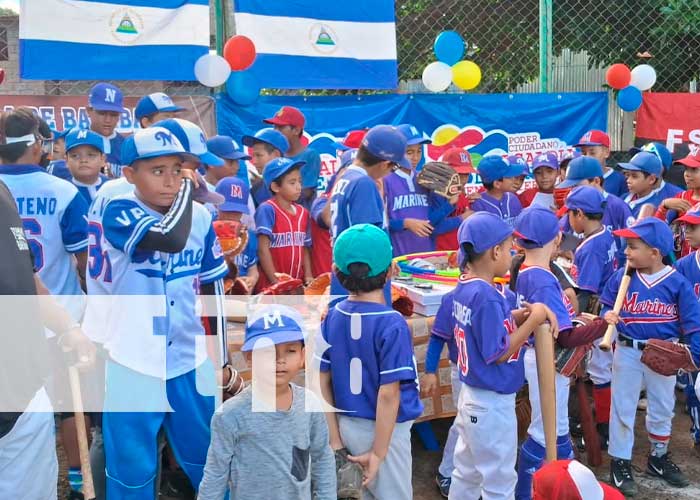 Foto: Niños de la academia Marines reciben material deportivo de béisbol en Villa el progreso /Tn8
